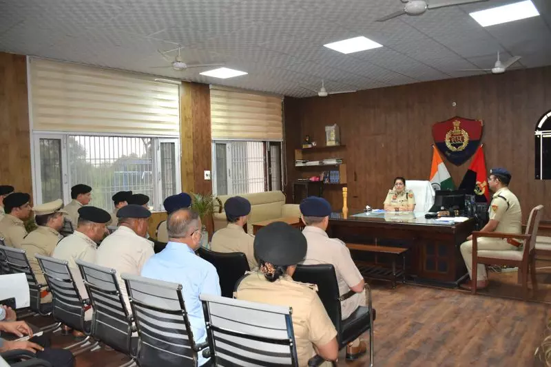 Haryana: पुलिस कमिश्नर ने बहादुरगढ़ में कानून व्यवस्था की समीक्षा की Haryana: पुलिस कमिश्नर ने बहादुरगढ़ में कानून व्यवस्था की समीक्षा की