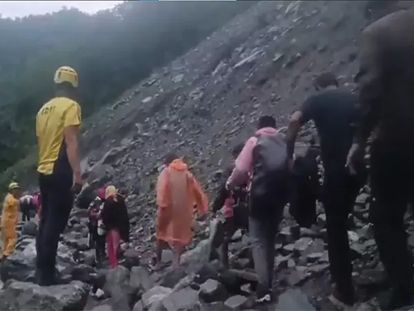 Uttarakhand: पत्थरों के गिरने के कारण केदारनाथ धाम यात्रा रोकी गई Uttarakhand: पत्थरों के गिरने के कारण केदारनाथ धाम यात्रा रोकी गई