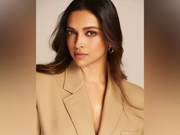 Deepika Padukone हॉलीवुड वॉक ऑफ फेम स्टार से सम्मानित होने वाली पहली भारतीय बनीं Deepika Padukone हॉलीवुड वॉक ऑफ फेम स्टार से सम्मानित होने वाली पहली भारतीय बनीं