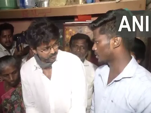 TVK प्रमुख विजय ने शिवगंगा हिरासत में मौत मामले में पीड़ित के परिजनों से मुलाकात की TVK प्रमुख विजय ने शिवगंगा हिरासत में मौत मामले में पीड़ित के परिजनों से मुलाकात की