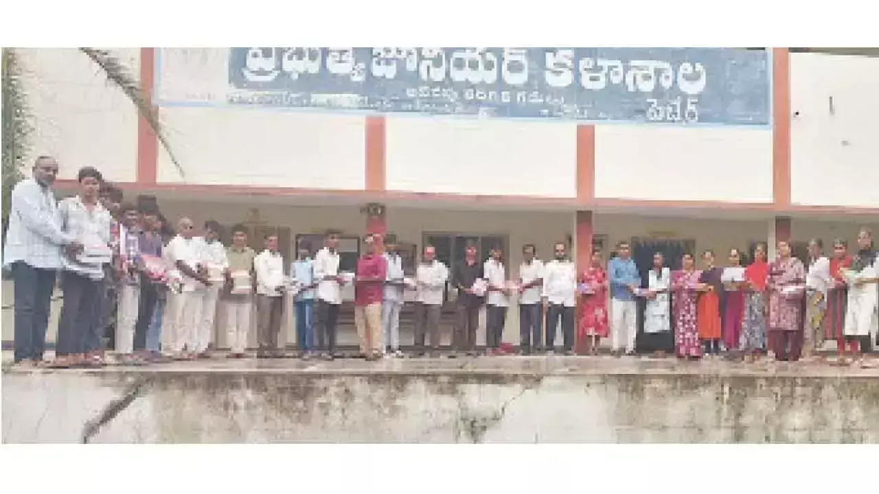 Telangana: इंटर के विद्यार्थियों को पाठ्य पुस्तकें वितरित की गईं Telangana: इंटर के विद्यार्थियों को पाठ्य पुस्तकें वितरित की गईं