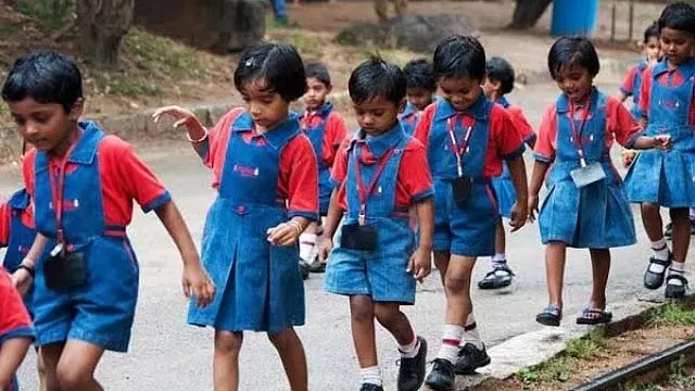 Mandya : कर्नाटक पब्लिक स्कूल पर फीस वसूलने का आरोप Mandya : कर्नाटक पब्लिक स्कूल पर फीस वसूलने का आरोप