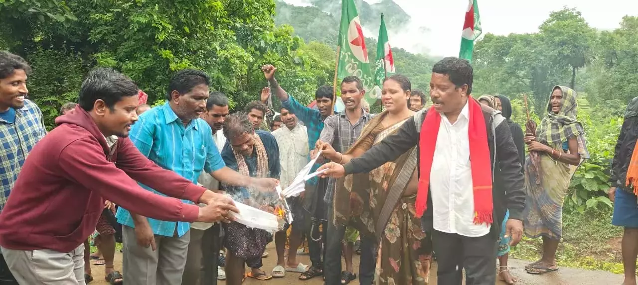 आदिवासियों ने ASR में हाइड्रो परियोजनाओं के विरोध में GO की 51 प्रतियां जलाईं आदिवासियों ने ASR में हाइड्रो परियोजनाओं के विरोध में GO की 51 प्रतियां जलाईं