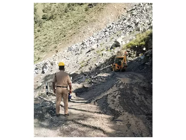 BRO ने गंगोत्री राजमार्ग पर भटवारी के पास भू-धंसाव को साफ करने का काम किया BRO ने गंगोत्री राजमार्ग पर भटवारी के पास भू-धंसाव को साफ करने का काम किया