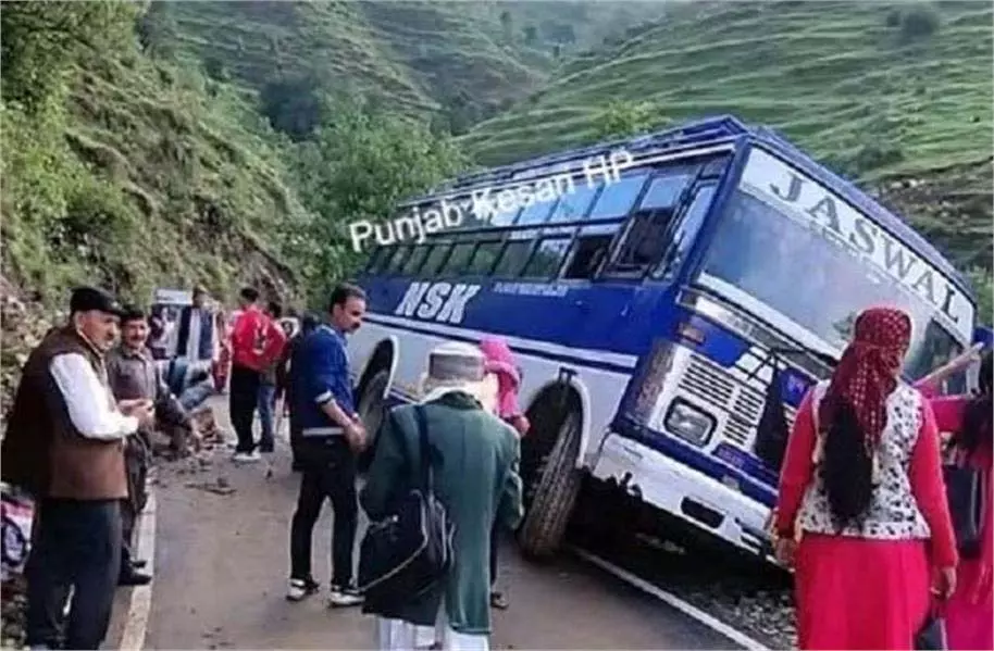 Himachal: यात्रियों से भरी निजी बस क्षतिग्रस्त Himachal: यात्रियों से भरी निजी बस क्षतिग्रस्त