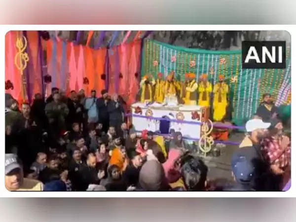 J-K: पवित्र अमरनाथ गुफा में पहुँचते ही तीर्थयात्रियों ने भजन गाए J-K: पवित्र अमरनाथ गुफा में पहुँचते ही तीर्थयात्रियों ने भजन गाए