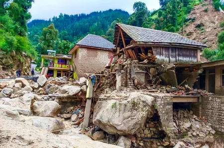 मंडी में भारी तबाही से जानमाल का नुकसान, अब तक 13 की मौत मंडी में भारी तबाही से जानमाल का नुकसान, अब तक 13 की मौत