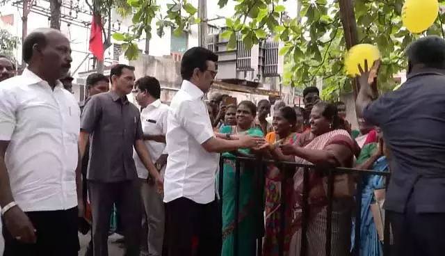 तमिलनाडु में एकता: CM घर-घर जाकर लोगों से मिल रहे है तमिलनाडु में एकता: CM घर-घर जाकर लोगों से मिल रहे है