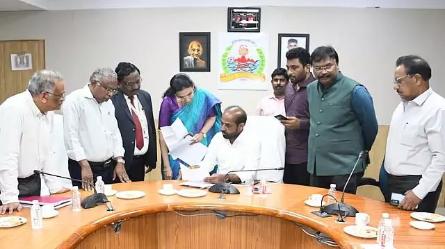 Andhra स्वास्थ्य मंत्री ने विदेशी मेडिकल स्नातकों के समक्ष आ रही समस्याओं पर चर्चा की Andhra स्वास्थ्य मंत्री ने विदेशी मेडिकल स्नातकों के समक्ष आ रही समस्याओं पर चर्चा की