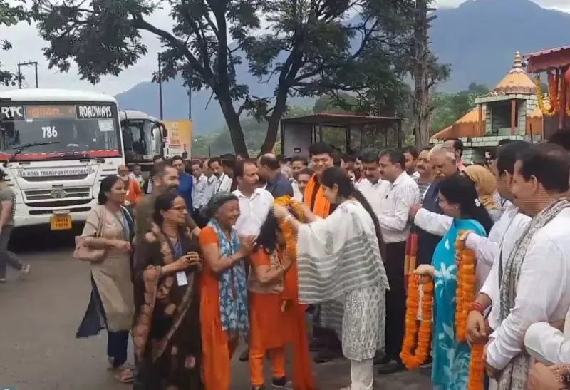 गर्मजोशी से स्वागत, यात्रियों के पहले जत्थे ने जताया उत्साह गर्मजोशी से स्वागत, यात्रियों के पहले जत्थे ने जताया उत्साह