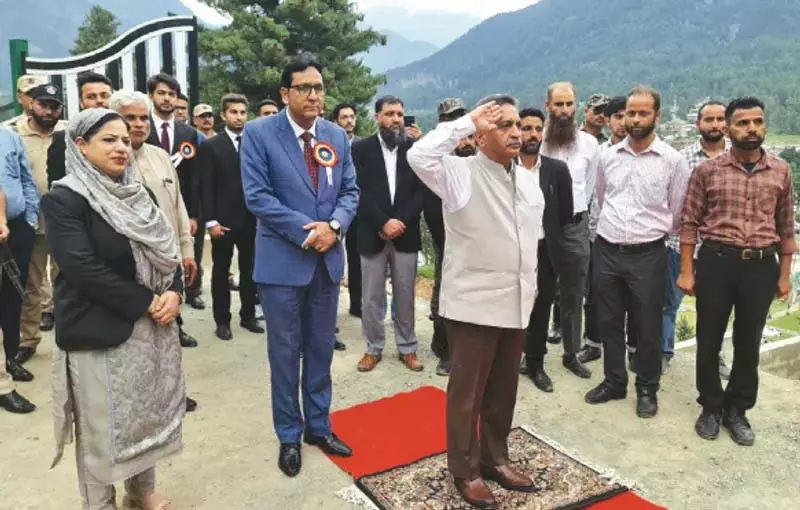 न्यायमूर्ति संजीव कुमार ने पहलगाम में कानूनी-सहायता एवं चिकित्सा शिविर का उद्घाटन किया न्यायमूर्ति संजीव कुमार ने पहलगाम में कानूनी-सहायता एवं चिकित्सा शिविर का उद्घाटन किया
