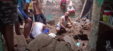 तीन मंजिला मकान की छत गिरी, पिता समेत दो बेटियों की मौत तीन मंजिला मकान की छत गिरी, पिता समेत दो बेटियों की मौत