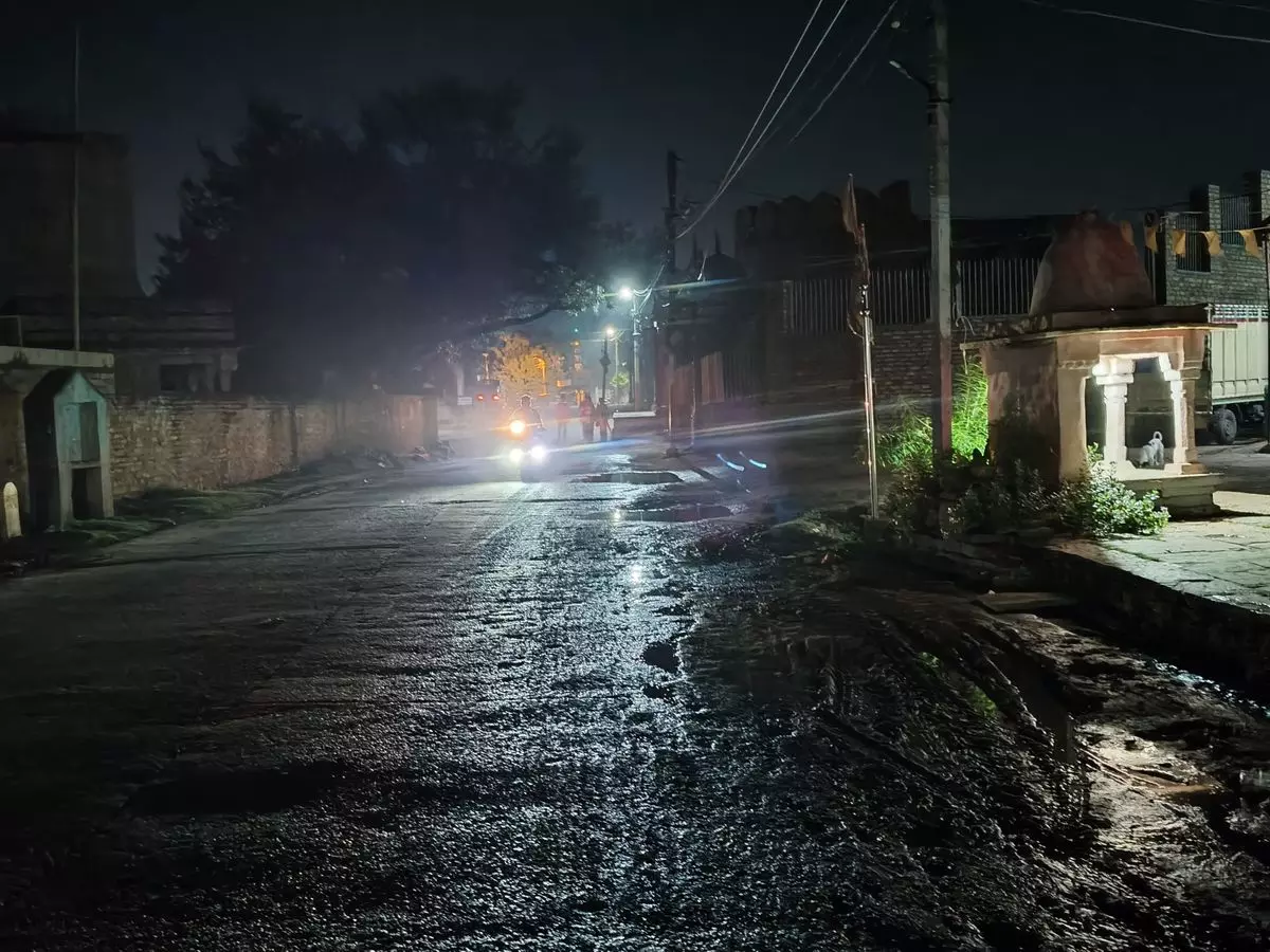 Badaun: गली में घना अंधेरा, शिकायत के बाद भी सुधार नहीं Badaun: गली में घना अंधेरा, शिकायत के बाद भी सुधार नहीं