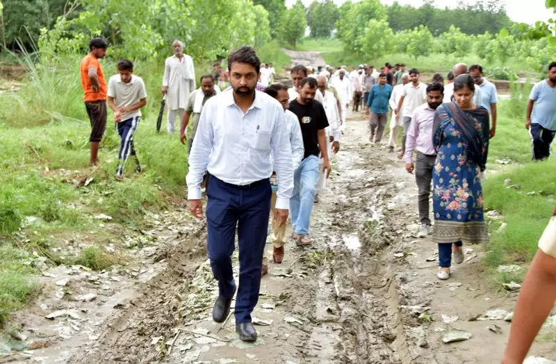 डीसी गुप्ता ने Yamunanagar के गांवों का दौरा किया, निवासियों की समस्याएं सुनीं डीसी गुप्ता ने Yamunanagar के गांवों का दौरा किया, निवासियों की समस्याएं सुनीं