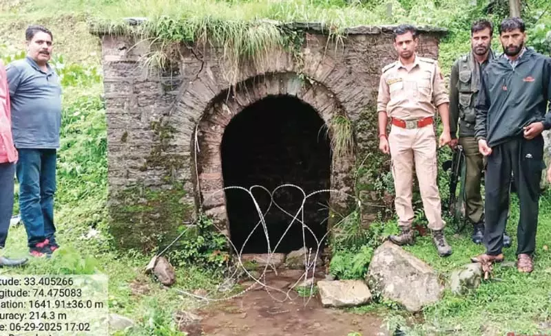 गैस्ट्रोएंटेराइटिस प्रकोप के बीच राजौरी गांव में 5 दूषित झरने सील किए गए गैस्ट्रोएंटेराइटिस प्रकोप के बीच राजौरी गांव में 5 दूषित झरने सील किए गए