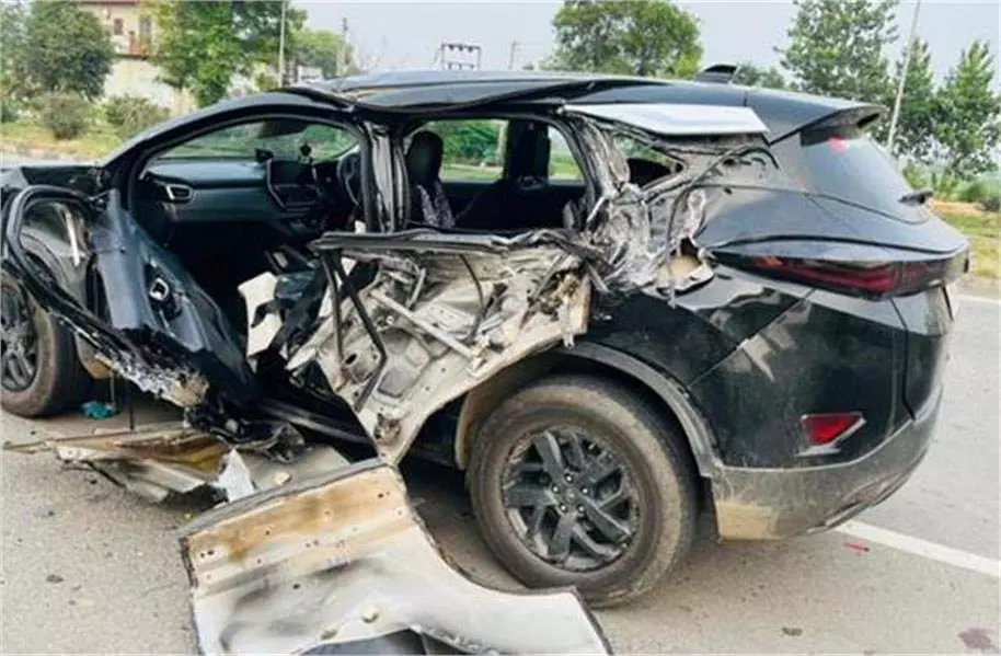 Punjab: श्री दरबार साहिब से माथा टेककर लौट रहे परिवार के हादसा, मची चीख-पुकार Punjab: श्री दरबार साहिब से माथा टेककर लौट रहे परिवार के हादसा, मची चीख-पुकार