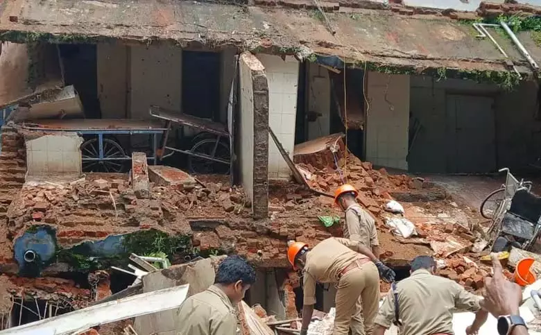 Kerala: कोट्टायम मेडिकल कॉलेज की इमारत का एक हिस्सा गिरा, 3 लोग घायल Kerala: कोट्टायम मेडिकल कॉलेज की इमारत का एक हिस्सा गिरा, 3 लोग घायल