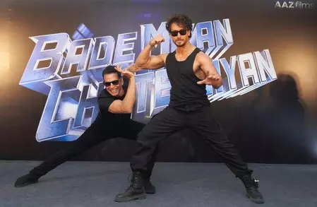Akshay Kumar अपने भाई टाइगर श्रॉफ के लिए चीयरलीडर बने Akshay Kumar अपने भाई टाइगर श्रॉफ के लिए चीयरलीडर बने