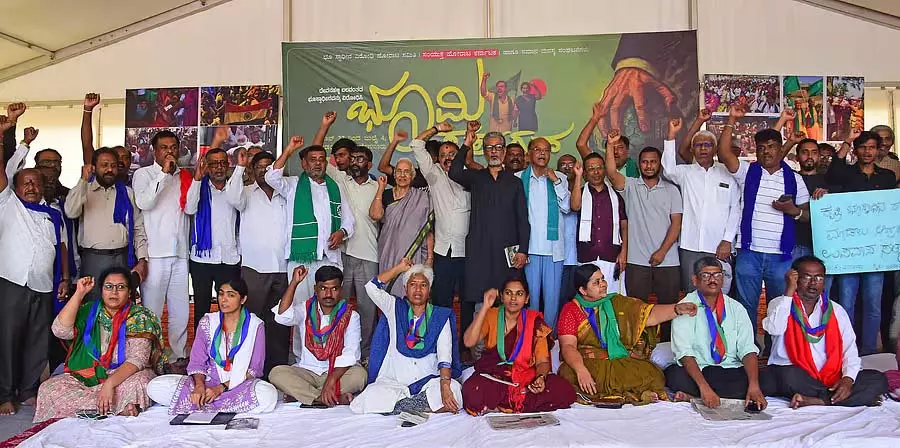 Karnataka : साहित्यकारों और फिल्म कलाकारों ने किसानों के संघर्ष का समर्थन किया Karnataka : साहित्यकारों और फिल्म कलाकारों ने किसानों के संघर्ष का समर्थन किया