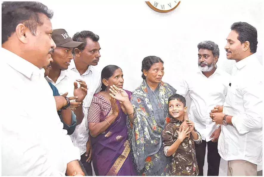 Andhra: सिंगैया के परिवार ने जगन से मुलाकात की, पत्नी ने गड़बड़ी का आरोप लगाया Andhra: सिंगैया के परिवार ने जगन से मुलाकात की, पत्नी ने गड़बड़ी का आरोप लगाया