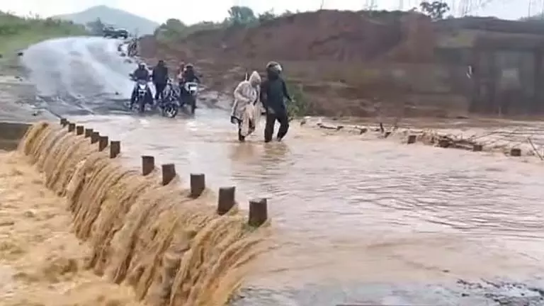 Koraput में बारिश से जनजीवन प्रभावित, सड़क और रेल यातायात बाधित Koraput में बारिश से जनजीवन प्रभावित, सड़क और रेल यातायात बाधित