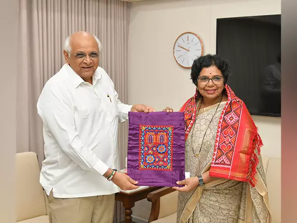 NCW प्रमुख विजया रहाटकर ने राज्य के दौरे के दौरान सीएम पटेल से मुलाकात की NCW प्रमुख विजया रहाटकर ने राज्य के दौरे के दौरान सीएम पटेल से मुलाकात की