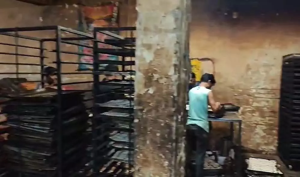 Jabalpur की फैक्ट्री में अस्वच्छ वातावरण में टोस्ट बनते हुए दिखाई दे रहे हैं; लाइसेंस निलंबित Jabalpur की फैक्ट्री में अस्वच्छ वातावरण में टोस्ट बनते हुए दिखाई दे रहे हैं; लाइसेंस निलंबित