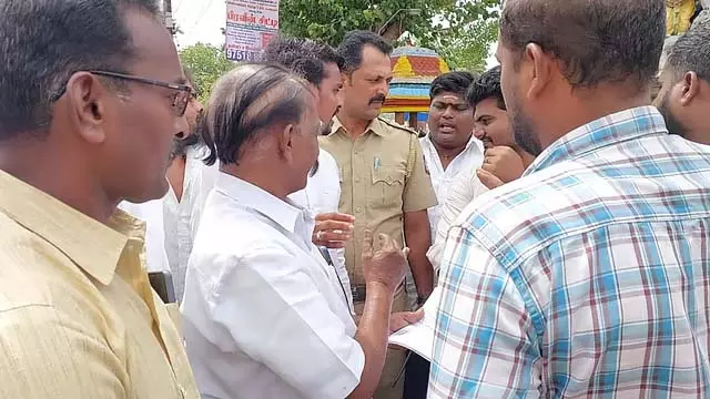 कुंभकोणम में विनायक मंदिर को ध्वस्त करने का प्रयास: लोगों का नाकाबंदी और विरोध प्रदर्शन कुंभकोणम में विनायक मंदिर को ध्वस्त करने का प्रयास: लोगों का नाकाबंदी और विरोध प्रदर्शन