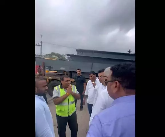 भूपेश बघेल के काफिला के सामने आया कार्गो कैरियर वाहन, वीडियो भूपेश बघेल के काफिला के सामने आया कार्गो कैरियर वाहन, वीडियो