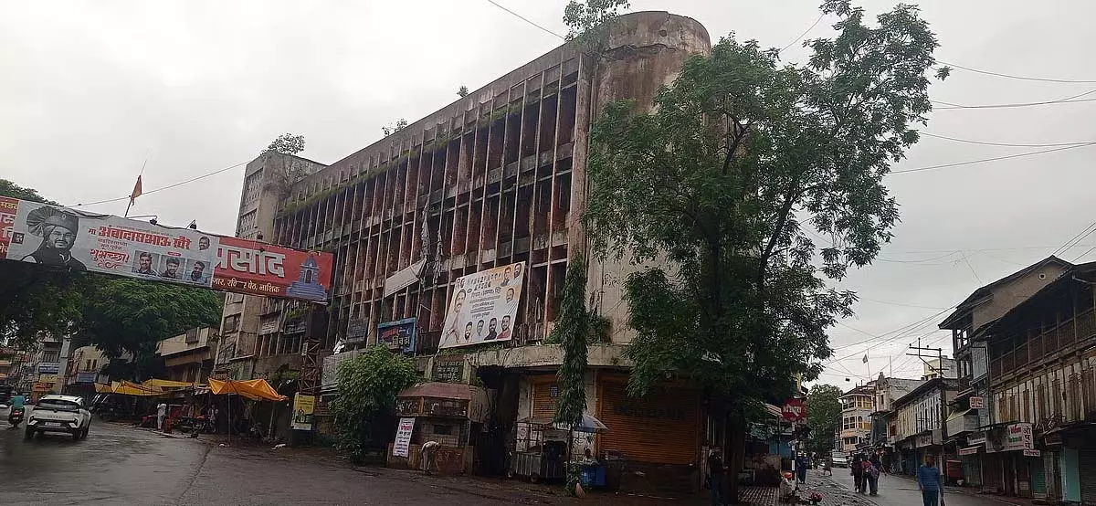 Nashik : ऐतिहासिक यशवंत मंडई को मैन्युअल तरीके से ध्वस्त करने का काम शुरू Nashik : ऐतिहासिक यशवंत मंडई को मैन्युअल तरीके से ध्वस्त करने का काम शुरू