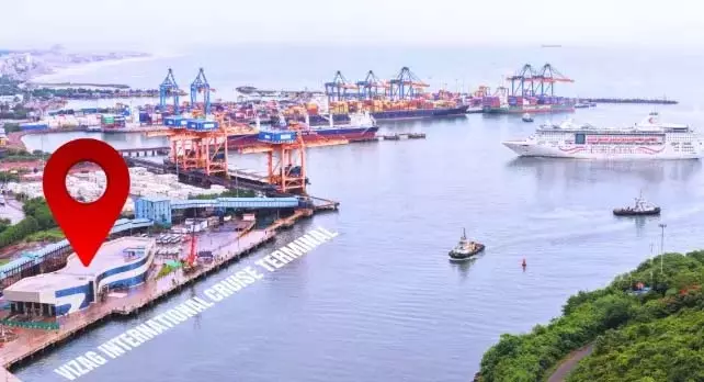 विजाग बंदरगाह पर लग्जरी क्रूज लाइनर MV एम्प्रेस को हरी झंडी दिखाई गई विजाग बंदरगाह पर लग्जरी क्रूज लाइनर MV एम्प्रेस को हरी झंडी दिखाई गई