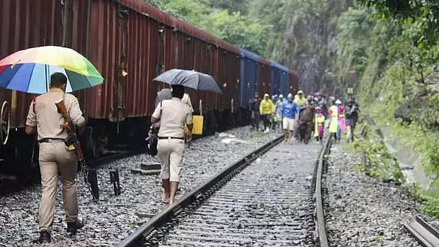 दूधसागर जलप्रपात पर प्रतिबंध का उल्लंघन करने पर रेलवे पुलिस ने चलाया विशेष अभियान दूधसागर जलप्रपात पर प्रतिबंध का उल्लंघन करने पर रेलवे पुलिस ने चलाया विशेष अभियान