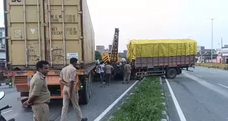 डीसीएम और कंटेनर की टक्कर में तीन की मौत डीसीएम और कंटेनर की टक्कर में तीन की मौत