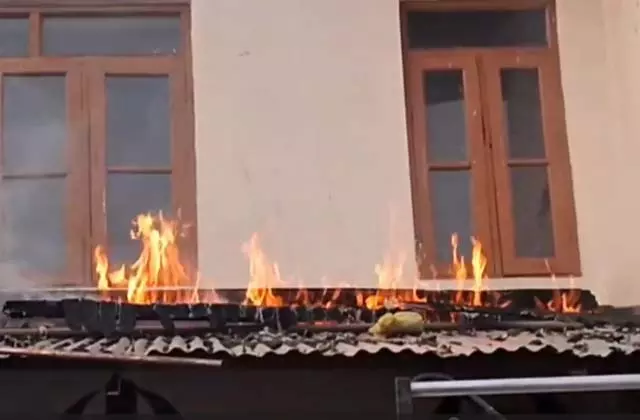 Jammu-Kashmir: सरकारी अनाथालय में लगी आग, फायर ब्रिगेड की गाड़ियां मौके पर पहुंची Jammu-Kashmir: सरकारी अनाथालय में लगी आग, फायर ब्रिगेड की गाड़ियां मौके पर पहुंची