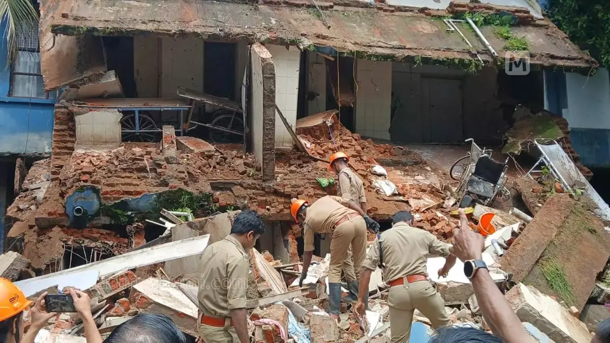 Kottayam मेडिकल कॉलेज की इमारत ढहने से मलबे में फंसी महिला की मौत Kottayam मेडिकल कॉलेज की इमारत ढहने से मलबे में फंसी महिला की मौत