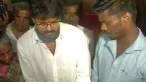 हिरासत में मौत: विजय ने अजित कुमार के घर का दौरा किया हिरासत में मौत: विजय ने अजित कुमार के घर का दौरा किया