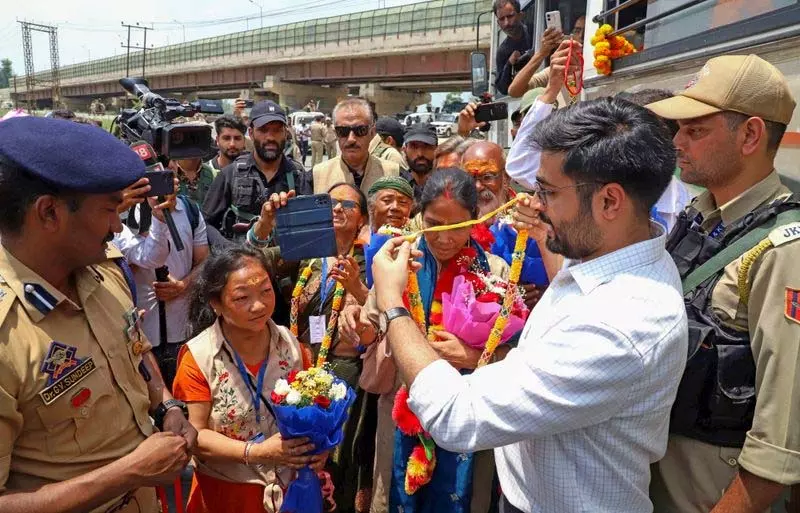 Kashmir निवासियों ने तीर्थयात्रियों का गर्मजोशी से स्वागत किया Kashmir निवासियों ने तीर्थयात्रियों का गर्मजोशी से स्वागत किया