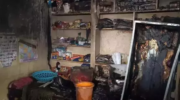 Telangana: सनथनगर में रेफ्रिजरेटर फटा, घरेलू उपकरण क्षतिग्रस्त Telangana: सनथनगर में रेफ्रिजरेटर फटा, घरेलू उपकरण क्षतिग्रस्त