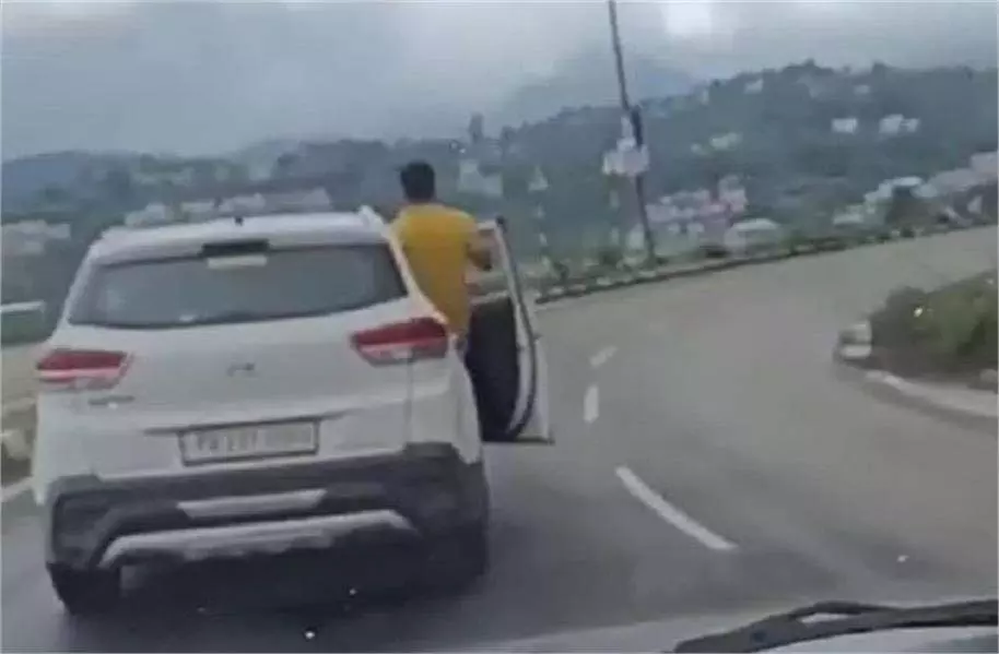Himachal Pradesh: हाईवे पर खतरनाक स्टंट,पुलिस ने थमा दिया चालान Himachal Pradesh: हाईवे पर खतरनाक स्टंट,पुलिस ने थमा दिया चालान