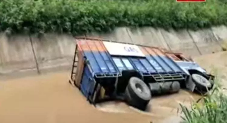 Punjab: बड़ा हादसा,गैस सिलेंडर से भरा ट्रक नहर में गिरा Punjab: बड़ा हादसा,गैस सिलेंडर से भरा ट्रक नहर में गिरा