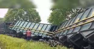 Jharkhand : रेल हादसा, पत्थरों से लदी मालगाड़ी पटरी से उतरी, लाखों का नुकसान Jharkhand : रेल हादसा, पत्थरों से लदी मालगाड़ी पटरी से उतरी, लाखों का नुकसान