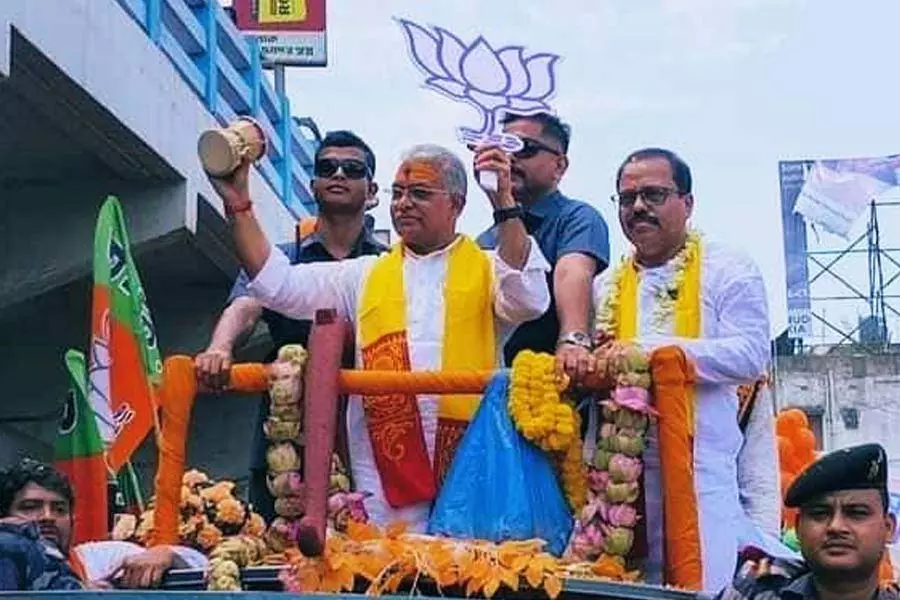 BJP नेता दिलीप घोष ने दुर्गापुर में डमरू बजाया, कहा- लोगों को जगाने का समय आ गया BJP नेता दिलीप घोष ने दुर्गापुर में डमरू बजाया, कहा- लोगों को जगाने का समय आ गया