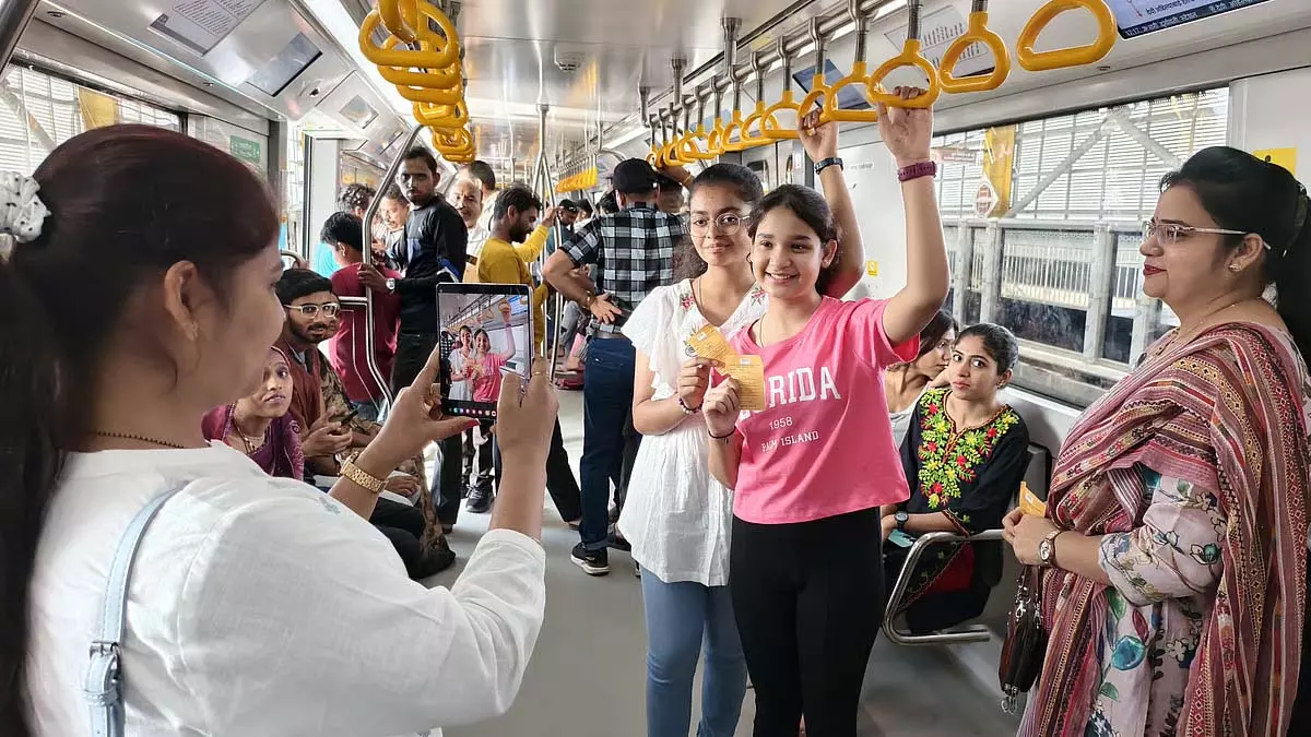 Indore : मेट्रो की शुरुआत के एक महीने के भीतर यात्रियों की संख्या में 97% की गिरावट Indore : मेट्रो की शुरुआत के एक महीने के भीतर यात्रियों की संख्या में 97% की गिरावट