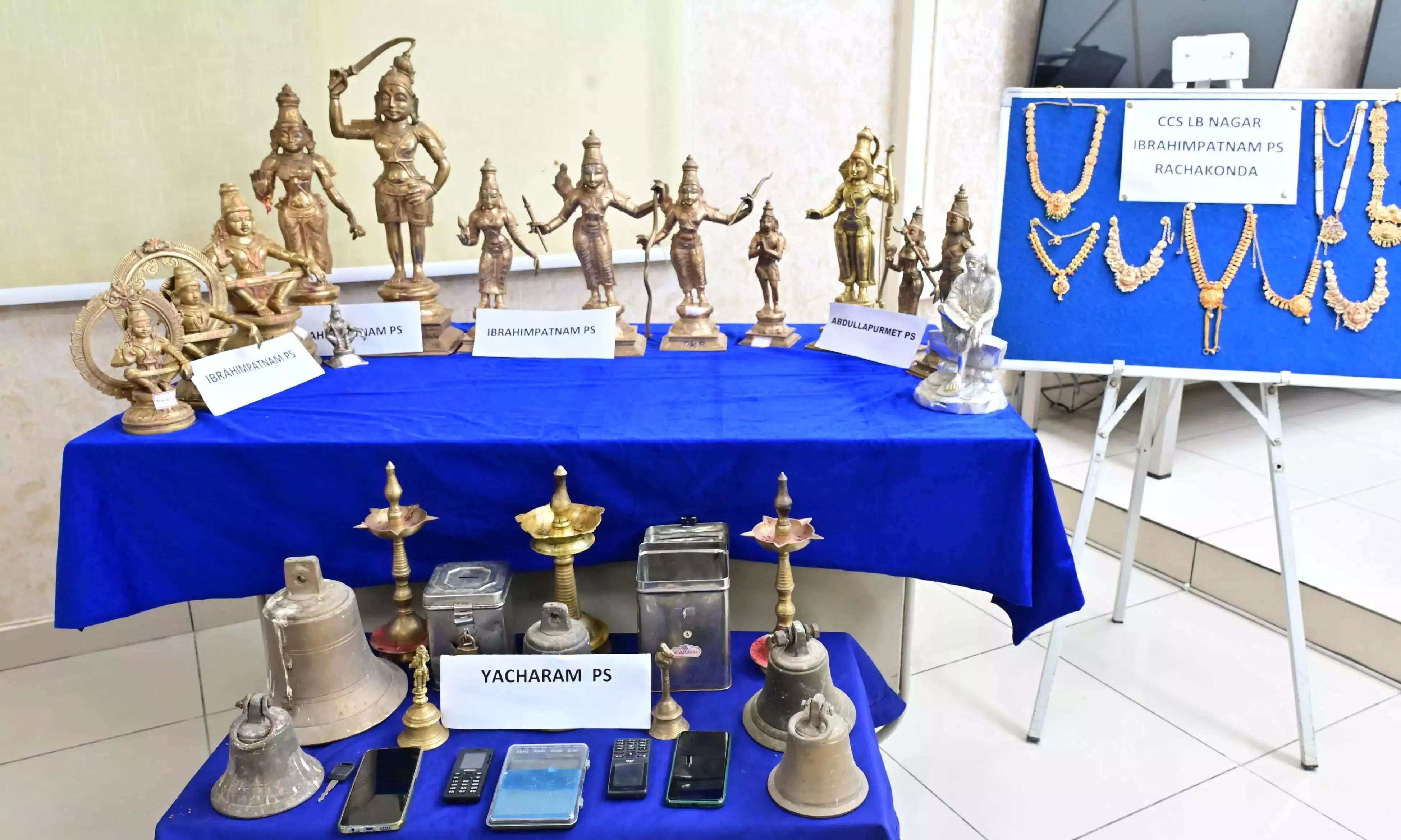 Telangana: पुलिस ने 25 चोरी की पंचलोहा मूर्तियों के साथ 2 लोगों को गिरफ्तार किया Telangana: पुलिस ने 25 चोरी की पंचलोहा मूर्तियों के साथ 2 लोगों को गिरफ्तार किया