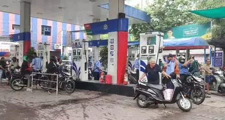 दिल्ली में पुरानी गाड़ियों को देने ईंधन पर प्रतिबंध: पेट्रोल पंप मालिकों की याचिका पर हाई कोर्ट ने मांगा जवाब दिल्ली में पुरानी गाड़ियों को देने ईंधन पर प्रतिबंध: पेट्रोल पंप मालिकों की याचिका पर हाई कोर्ट ने मांगा जवाब