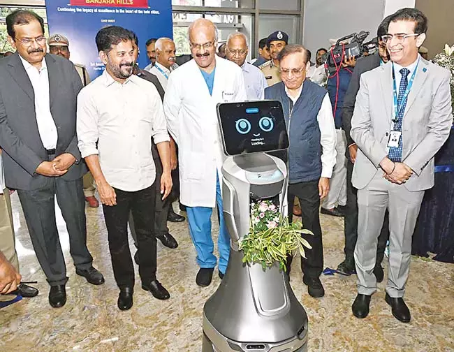 हमें हर साल कम से कम एक महीने सरकारी अस्पतालों में सेवा देनी चाहिए : CM हमें हर साल कम से कम एक महीने सरकारी अस्पतालों में सेवा देनी चाहिए : CM