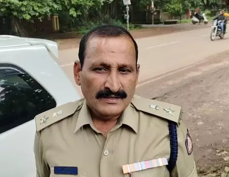 मुख्यमंत्री द्वारा अपमानित किए जाने के बाद पुलिस अधिकारी ने मांगी स्वैच्छिक सेवानिवृत्ति मुख्यमंत्री द्वारा अपमानित किए जाने के बाद पुलिस अधिकारी ने मांगी स्वैच्छिक सेवानिवृत्ति