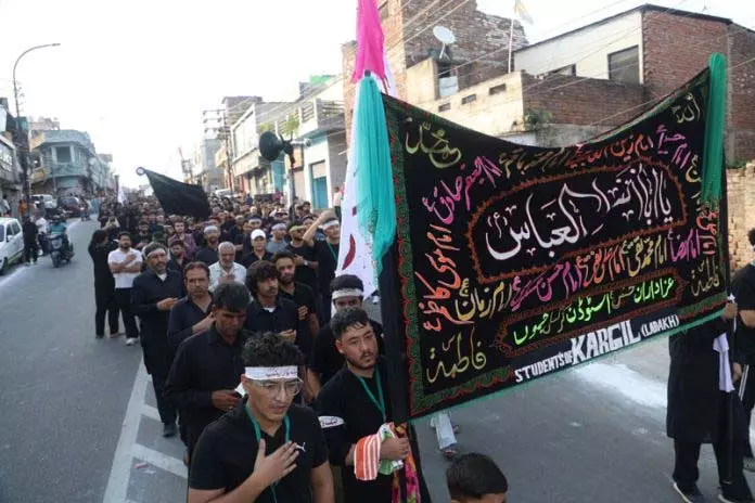 Jammu: मोहर्रम का जुलूस निकाला गया Jammu: मोहर्रम का जुलूस निकाला गया
