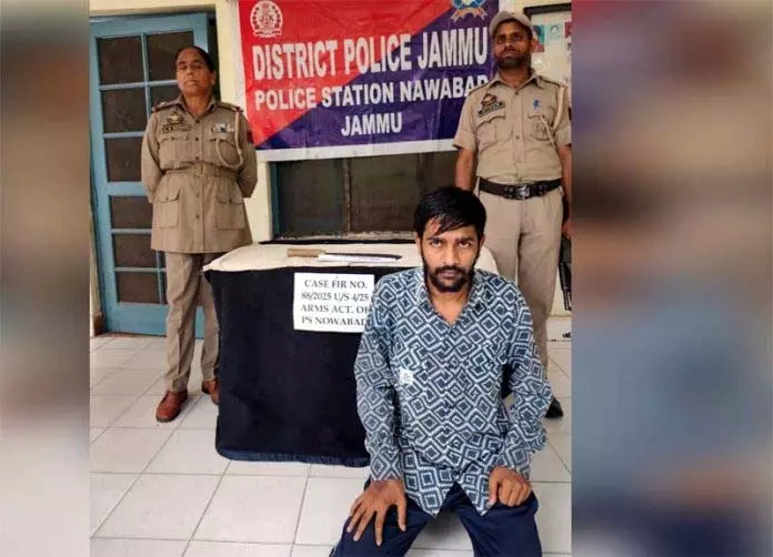 Jammu: होटल चेकिंग अभियान के दौरान धारदार हथियार के साथ व्यक्ति गिरफ्तार Jammu: होटल चेकिंग अभियान के दौरान धारदार हथियार के साथ व्यक्ति गिरफ्तार