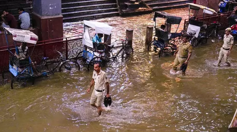 Chennai में जलभराव वाली सड़क पर चलते समय 12वीं कक्षा के छात्र की करंट लगने से मौत Chennai में जलभराव वाली सड़क पर चलते समय 12वीं कक्षा के छात्र की करंट लगने से मौत